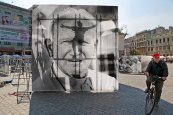 Imagens de homenagem a João Paulo II a serem montadas em Cracóvia, na Polónia
