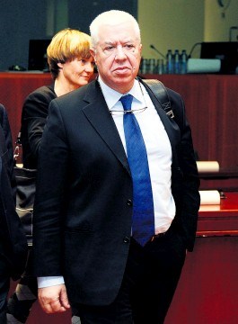 <p>O ministro das Finanças, Teixeira dos Santos</p>