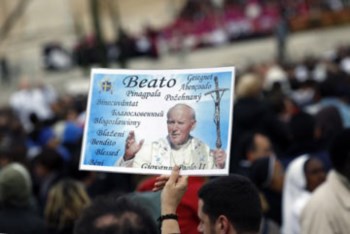 As autoridades italianas falam em cerca de um milhão de fiéis
