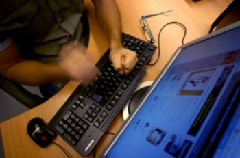 O assédio sexual era feito através da Internet O assédio sexual era feito através da Internet