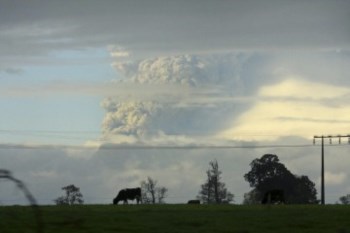 O vulcão lançou uma nuvem de cinzas com cerca de dez quilómetros de altitude
