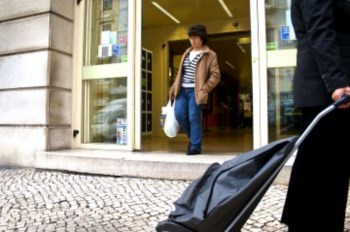 <p>O consumo privado está a recuar desde Dezembro</p>