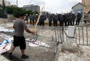 <p>A Alemanha tem pressionado Atenas para adoptar mais austeridade</p>