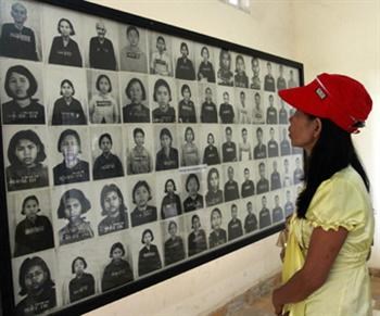 Estima-se que o regime dos Khmer Vermelho tenha sido responsável pela morte de entre 1,7 e 2 milhões de pessoas