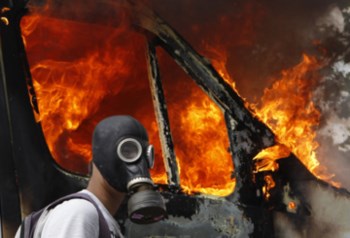 <p>O primeiro-ministro grego tem a tarefa de convencer o parlamento ao som de protestos na rua</p>