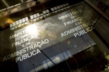 <p>Governo prevê redução do número de cargos de direcção e administração</p>