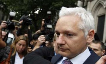 Julian Assange à saída do tribunal
