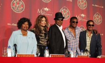 Família de Michael Jackson anuncia grande concerto de homenagem 348643?tp=UH&db=IMAGENS&w=350&t=1311840513,73438