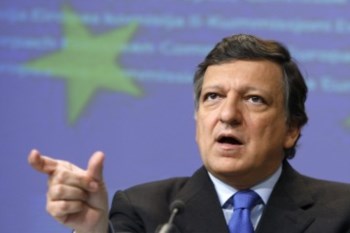 <p>É "uma resposta excepcional a circunstâncias excepcionais", diz Durão Barroso</p>