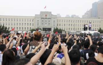 Milhares de pessoas exigiram nas ruas  encerramento de uma petroquímica em Dalian
