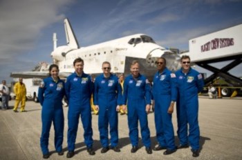 Os astronautas da última missão do vaivém Discovery, em Março