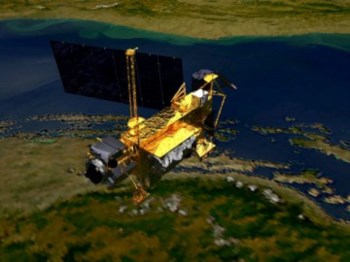 O satélite pesa cerca de seis toneladas