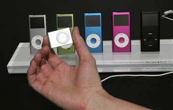 O iPod Shuffle foi lançado em 2005 e foi imediatamente criticado pela ausência de ecrã
