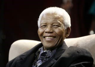 Detido durante 27 anos por lutar contra o regime de apartheid na África do Sul, Mandela foi libertado em 1990