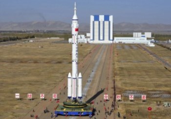 O foguetão Long March II-F vai enviar o satélite chinês
