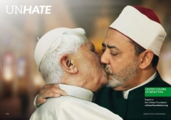 Papa a dar um beijo a Safwad Hagazi, imã do Cairo