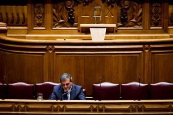 O antigo deputado do PSD e actual ministro era colaborador de uma consultora que colaborou com o Banco Efisa, do grupo BPN, num negócio no Brasil