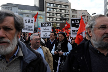 Cerca de duas mil pessoas juntaram-se hoje na Praça de D. João I, no Porto