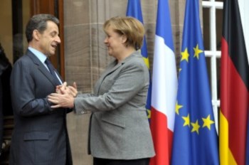 <p>Sarkozy e Merkel na minicimeira de ontem, em Estrasburgo</p>