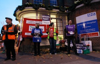Um autocarro com grevistas no centro de Londres