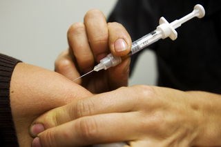 A proposta é de vacinar as crianças três meses mais cedo que actualmente