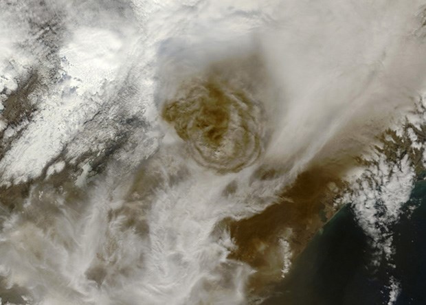Imagem do vulcão e da pluma de cinzas tirada pela NASA