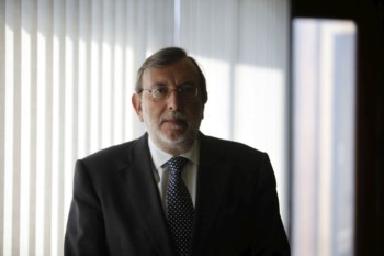 <p>António de Sousa: bancos só aceitaram fazer a transferência destes fundos neste momento para “ajudar o país”</p>