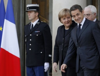 <p>Merkel e Sarkozy reuniram-se em Paris dias antes da última cimeira europeia de 2011</p>