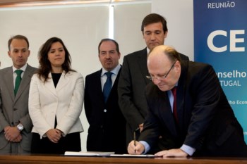 <p>Líder da UGT, no momento em que assina o acordo</p>