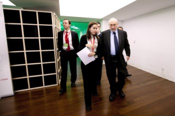 <p>Stiglitz (direita) mostra-se preocupado com a pressão sobre os salários nacionais</p>