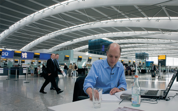 Alain de Botton numa foto que integra o livro onde documenta a sua semana passada dentro do aeroporto de Heathrow