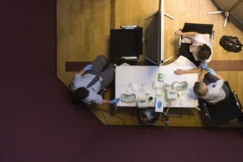 <p>Opositores ao salário mínimo temem que a medida conduza a uma redução média dos salários</p>