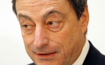 <p>O presidente do BCE, Mario Draghi, tem sido pressionado a assumir perdas com a Grécia</p>