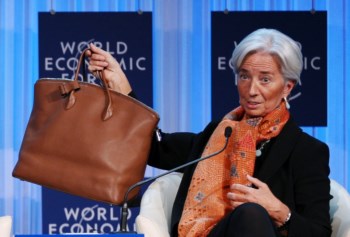 <p>Lagarde ergueu a carteira e disse que estava em Davos para angariar "algum dinheiro"</p>