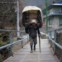 Um nepalês caminha com a sua carga perto de Phakding no leste do Nepal