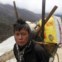 Sirjan Rai - um nepalês com doze anos de idade - descansa durante o percurso até Dingboche