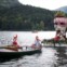 Um barco decorado com uma máscara de carnaval desfila no lago Grundlsee