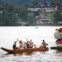 Um barco decorado com a personagem infantil Hello Kitty desfila no lago Grundlsee 