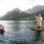 Um barco decorado com uma máscara de carnaval tradicional da região desfila no lago Grundlsee. A figura foi a vencedora da competição no desfile de carros