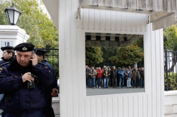 <p>Manifestantes e sindicalistas do PAME protestaram neste sábado à porta do primeiro-ministro grego</p>