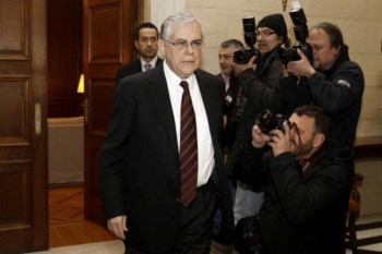 <p>Lucas Papademos reuniu com os líderes da coligação no domingo</p>