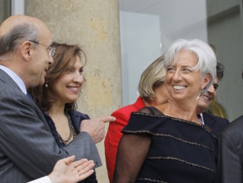 Nora Berra (ao centro), entre Alain Juppe e Christine Lagarde, em Junho de 2011