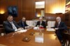 Papademos (ao centro) com os três líderes, na reunião de hoje, em Atenas