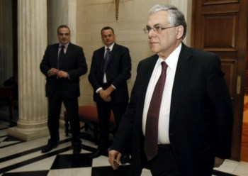 <p>Lucas Papademos à chegada à reunião</p>
