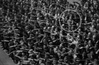 August Landmesser é o único nesta imagem que não está de braço levantado