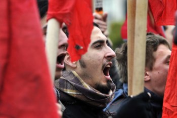 <p>Ontem, cerca de 17.000 pessoas participaram em manifestações em Atenas</p>