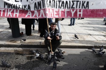 <p>Manifestação em Atenas juntou umas 3500 pessoas frente ao Parlamento</p>