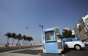 Posto da polícia vazio na praia do Leme, no Rio de Janeiro