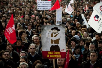 Manifestantes assistem à intervenção de Arménio Carlos