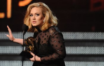 Adele recebe um dos seis troféus arrecadados nesta noite